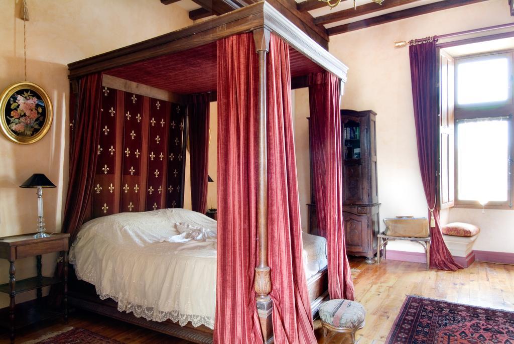 Chateau De La Roche Martel Bed & Breakfast Roiffe Room photo