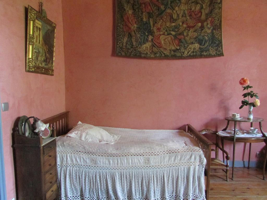 Chateau De La Roche Martel Bed & Breakfast Roiffe Room photo